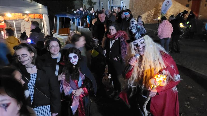 Vor dem Treff bildet sich eine lange Schlange. Hunderte Gruselfans verschiedenen Alters wollen dabei sein.