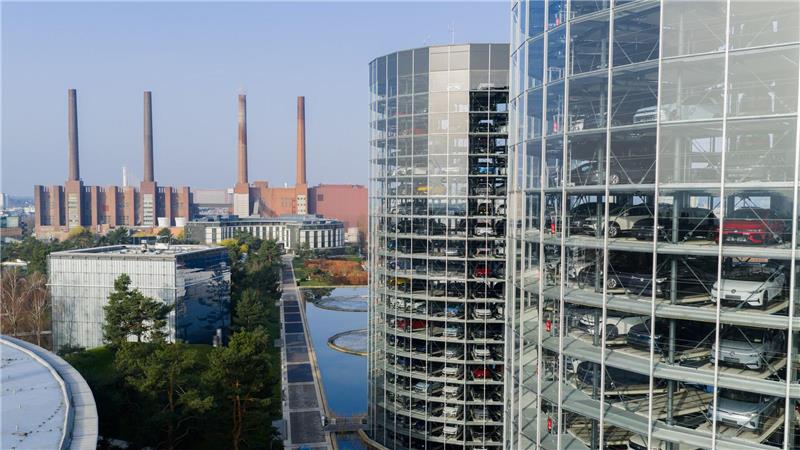 Mit Olaf Lies im ICE nach Berlin Vor dem VW-Stammwerk in Wolfsburg stehen Neuwagen zur Auslieferung in den Autotürmen der Autostadt. (Archivbild)