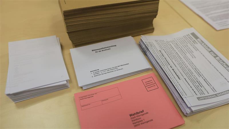 Vor dem Versand an die Bürger: Briefwahlunterlagen in Sachsen-Anhalt.
