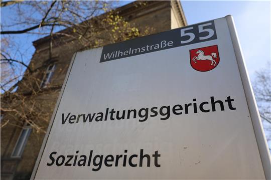 Vor dem Verwaltungsgericht Braunschweig steht der ehemalige Bürgermeister von Langelsheim, Henning Schrader, als Kläger.