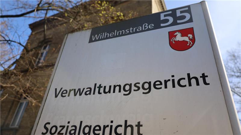 Altbürgermeister Henning Schrader muss 54.000 Euro zurückzahlen Vor dem Verwaltungsgericht Braunschweig steht der ehemalige Bürgermeister von Langelsheim, Henning Schrader, als Kläger.