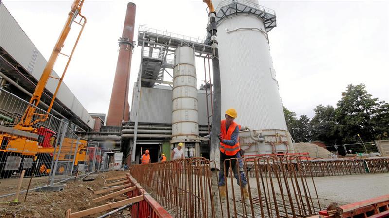 Nach Havarie vor einem Jahr: Wie es in der Zuckerfabrik weitergeht Vor dem alten Extraktionsturm der Zuckerfabrik Schladen entsteht das Fundament für die neue Anlage.