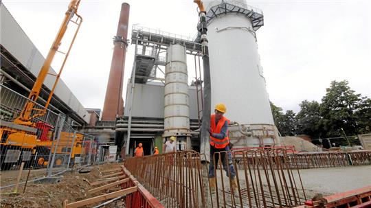 Vor dem alten Extraktionsturm der Zuckerfabrik Schladen entsteht das Fundament für die neue Anlage.