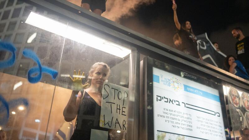 Vor dem israelischen Verteidigungsministerium in Tel Aviv demonstrieren Menschen für die Freilassung der israelischen Geiseln.