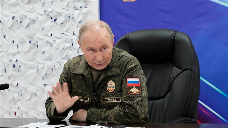 Vor dem neuen Treffen Selenskyjs mit Trump ließ sich Kremlchef Wladimir Putin demonstrativ von seinem Generalstab über angebliche neue Eroberungen in der Ukraine informieren. (Archivbild)