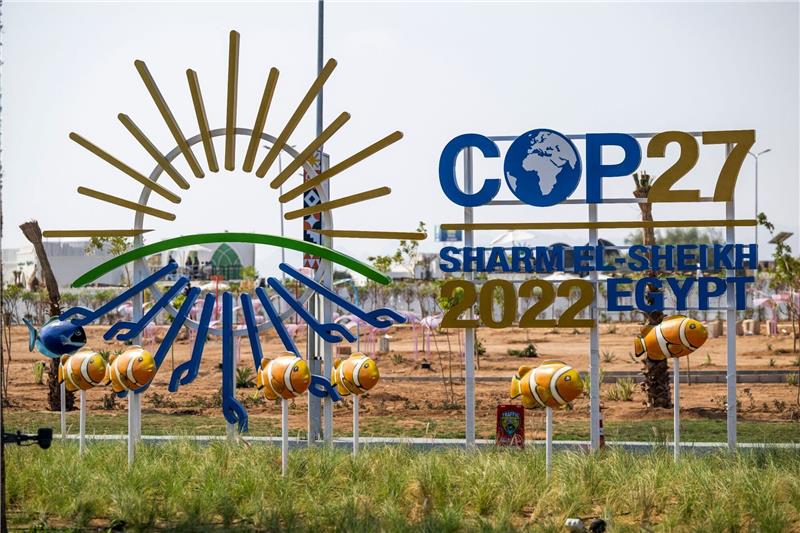 Hartes Ringen auf Weltklimagipfel COP27 Vor dem offiziellen Gelände für Protestaktionen der Green Zone“ vom UN-Klimagipfel COP27 steht das Logo der UN-Klimakonferenz“.