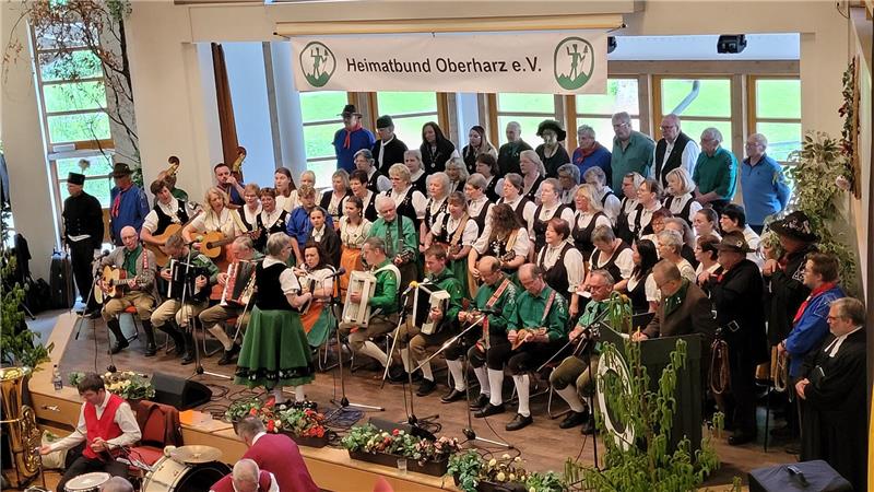 Oberharzer Pfingsttreffen: „Tradition darf kein Stillstand sein“ Vor den Begrüßungsworten nehmen alle Brauchtumsgruppen gemeinsam Aufstellung.
