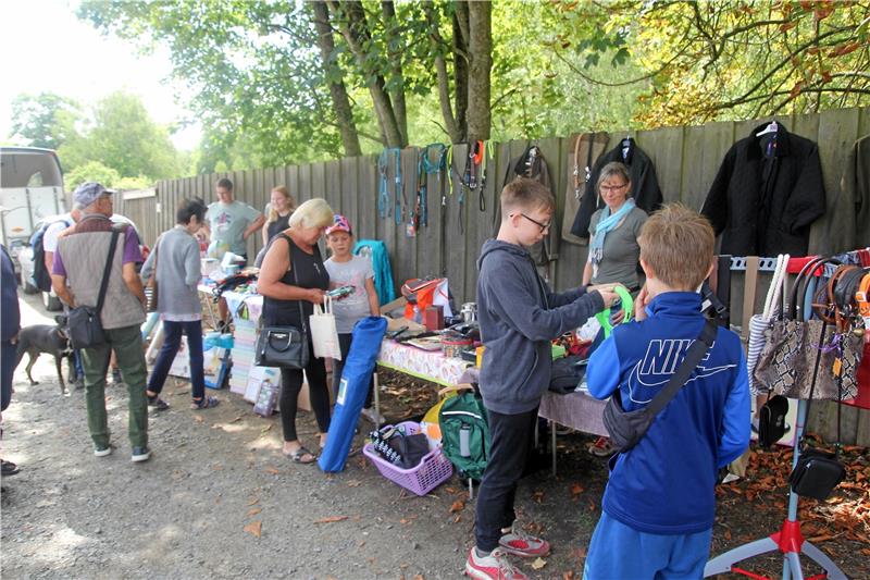 Vor den Flohmarktständen am Tierheim Eckertal herrscht reges Interesse.