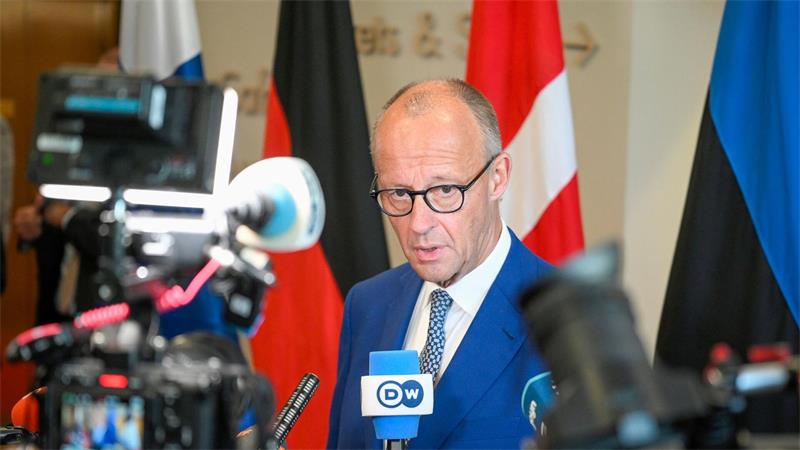 Kanzler-Krise: Kriegt Merz noch die Kurve? Vor den Fragen der Journalisten wendet sich der Kanzler ab.