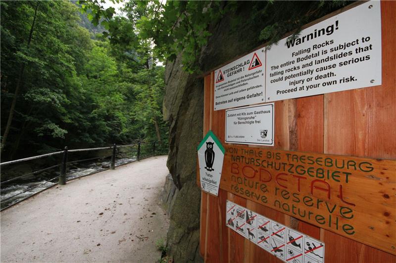 Vor den Gefahren des Steinschlags beim Wandern auf der «Schurre» zwischen Thale und Treseburg warnen diese Schilder im Bodetal.