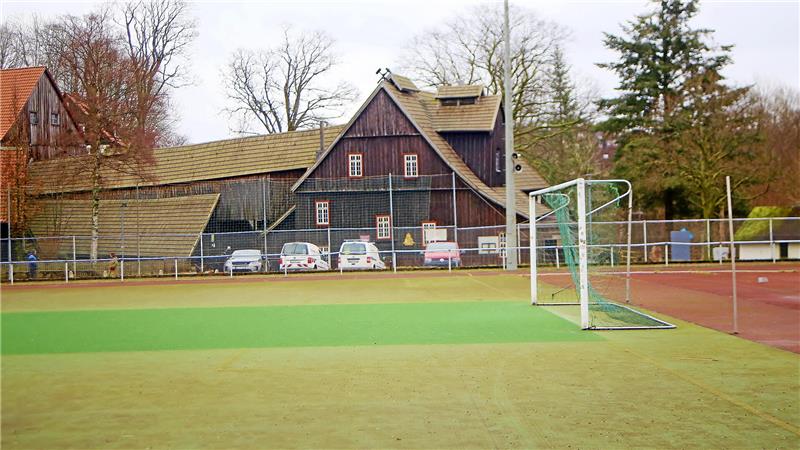 Kein Sportplatz mehr: Das sind die Planungen für die Grube Samson Vor den Museumsgebäuden der Grube Samson befindet sich ein Sportplatz. Der soll weichen, um den ursprünglichen Haldencharakter wiederherzustellen.