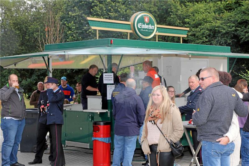 Vor den Ständen herrscht beim „Tag der offenen Tür“ gute Stimmung.