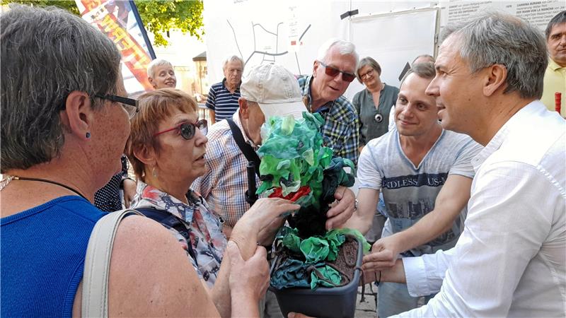 Gandersheimer Domfestspiele für Blinde und Sehbehinderte Vor den Vorstellungen können Blinde und Sehbehinderte Requisiten betasten, die vom Geschäftsführer Thomas Groß (rechts) präsentiert werden. Hier die Begegnung mit der fleischfressenden Pflanze aus dem „Kleinen Horrorladen“. Foto: Bertram