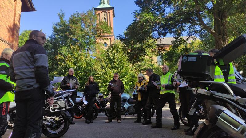 Motorradfreunde bei Pilgerfahrt und PS-Geflüster vereint Vor der Abfahrt gibt es am Schladener Weinberg den Reisesegen.