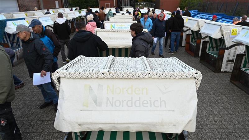 Vor der Auktion besichtigen rund 200 Bieter die Strandkörbe.