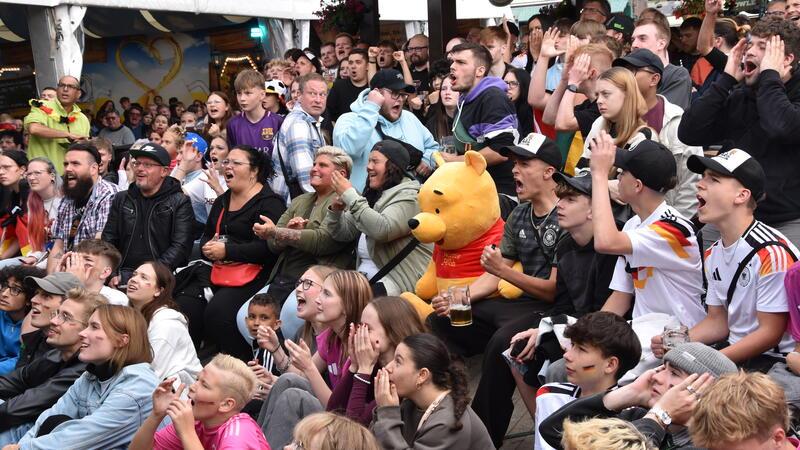 Deutscher EM-Traum ist geplatzt: Goslar leidet mit Vor der Bayernhalle auf dem Schützenfest fiebern rund 500 Fans mit der deutschen Mannschaft.