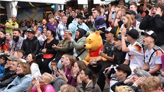 Vor der Bayernhalle auf dem Schützenfest fiebern rund 500 Fans mit der deutschen Mannschaft.