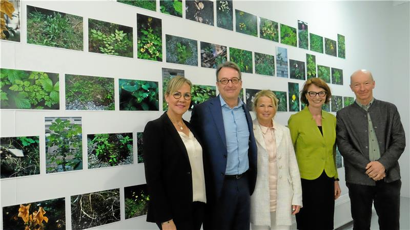 Goslar: Permanente Präsentation an der Pfalz in Planung Vor der „Bundesgartenschau“, einer dokumentarischen Arbeit von Kaiserringträger Hans Haacke, stehen sie zusammen für die Kunst (v.li.): Anke Tessner-Schreyeck, Florian Haacke, Urte Schwerdtner, Dr. Bettina Ruhrberg und Claus Schenning. Foto: Kempfer