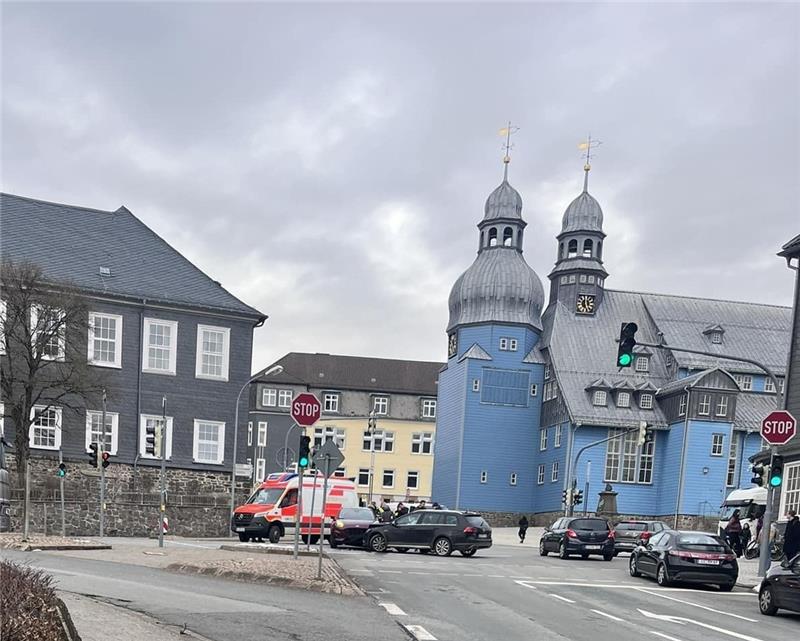 Vor der Clausthaler Marktkirche ereignet sich am Donnerstagnachmittag ein Autounfall, die Straße ist für eine Zeit dicht. Foto: Privat