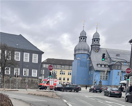 Vor der Clausthaler Marktkirche ereignet sich am Donnerstagnachmittag ein Autounfall, die Straße ist für eine Zeit dicht. Foto: Privat