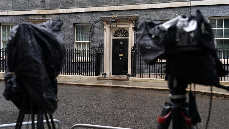 Vor der Downing Street wird auf eine Entscheidung gewartet. 