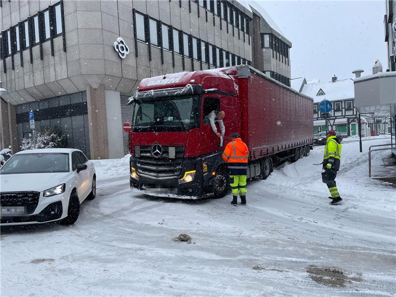 Vor der GZ-Redaktion hat sich ein Lastwagen festgefahren. Foto: Kleine