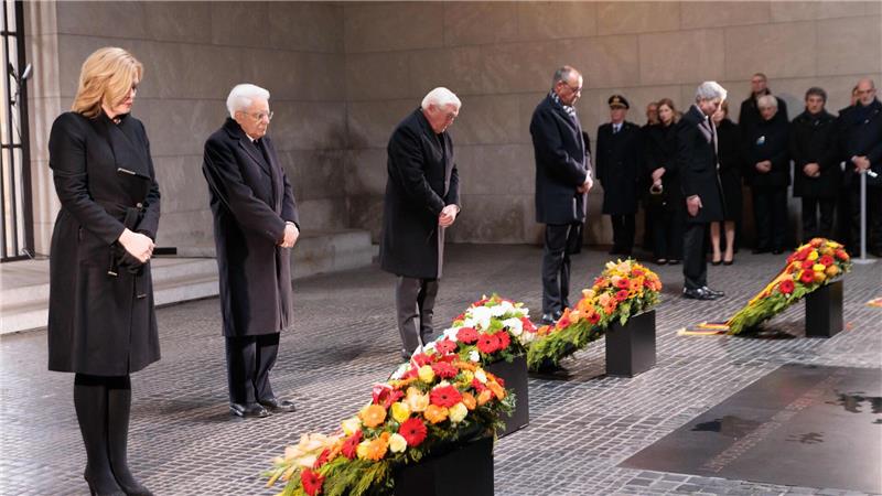Vor der Gedenkstunde zum Volkstrauertag legen die Spitzen des Staates und Italiens Präsident Mattarella Kränze in der Neuen Wache in Berlin nieder