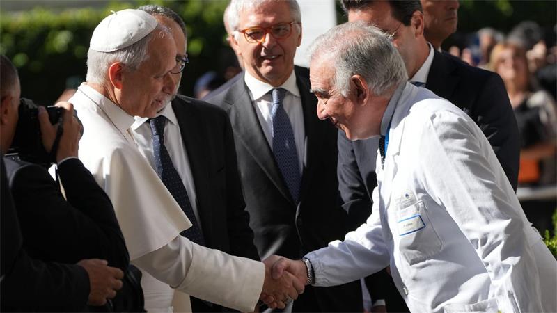 Vor der Gemelli-Klinik wurde Leo vom medizinischen Direktor Andrea Cambieri (rechts) empfangen. (Archivbild)