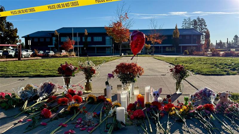 Polizei: Motiv für Gewalttat an US-Grundschule weiter unklar Vor der Grundschule wurden Blumen und Kerzen abgelegt.