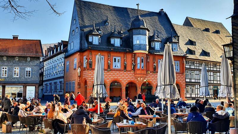 Vor der „Kaiserworth“ sollen künftig auch wieder Gäste an Tischen sitzen: Die Tessner-Stiftung hat das Haus erworben. 