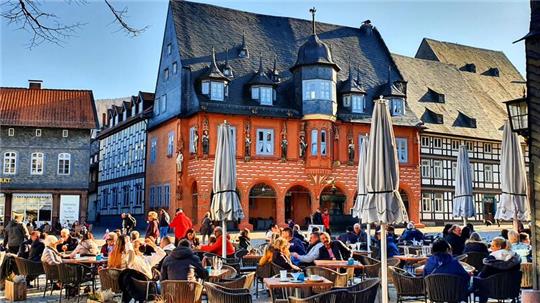 Vor der „Kaiserworth“ sollen künftig auch wieder Gäste an Tischen sitzen: Die Tessner-Stiftung hat das Haus erworben. 