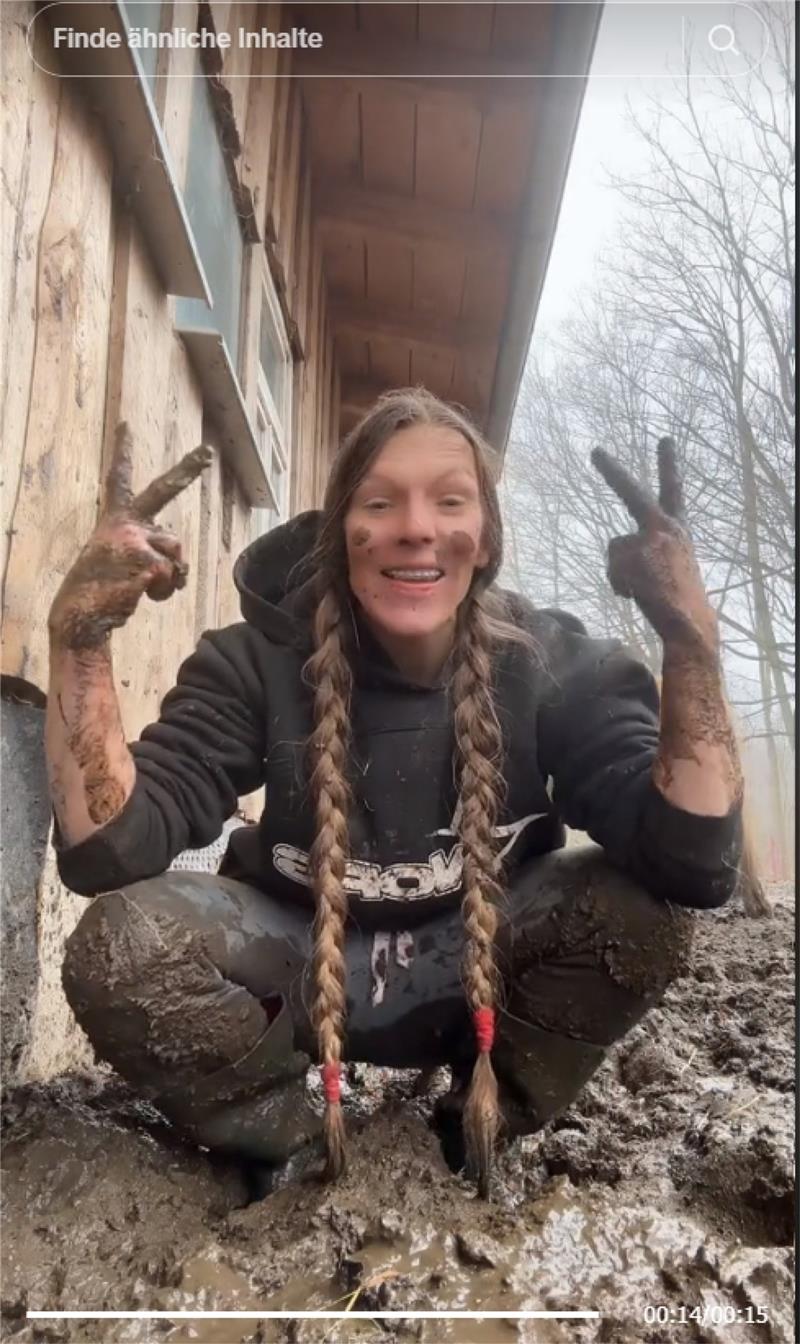 Vor der Kamera wie ein Kind in den Matsch zu springen – auch davor scheut sich Klein nicht. „Bei meiner Arbeit werde ich so oder so dreckig“, begründet sie.