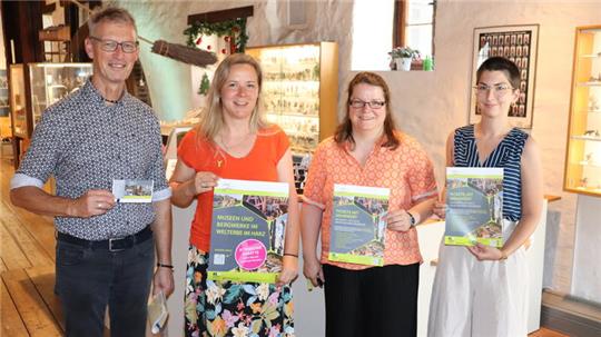Vor der Kasse im Zinnfigurenmuseum von links Stiftungsdirektor Dr. Johannes Großewinkelmann, Morea Deden, Marketingleiterin der Stiftung Welterbe im Harz, Marleen Mützlaff, Leiterin des Fachbereichs Kultur der Stadt Goslar und Lea Knupper, Leiterin des Zinnfigurenmuseums.