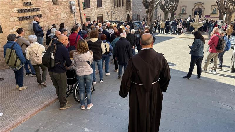 Der erste Internet-Heilige: Carlo Acutis Vor der Kirche Santa Maria Maggiore gibt es immer wieder lange Schlangen. (Foto: Archiv)