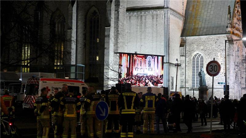 Vor der Kirche versammelten sich Menschen, um die Gedenkveranstaltung zu verfolgen. 