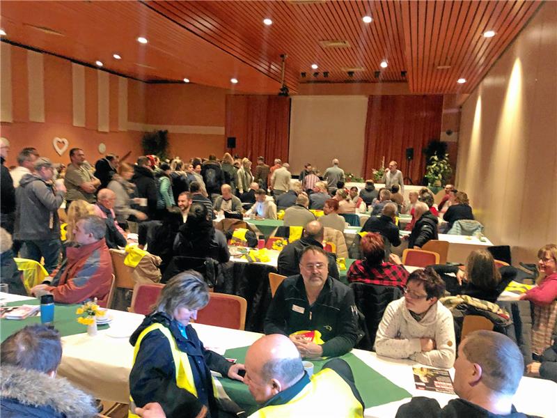 Mitarbeiter im öffentlichen Dienst streiken auch in Goslar Vor der Kundgebung trafen sich die Streikenden im Lindenhof. Von dort zogen sie in kleinen Gruppen zum Jakobikirchhof. Foto: Stade