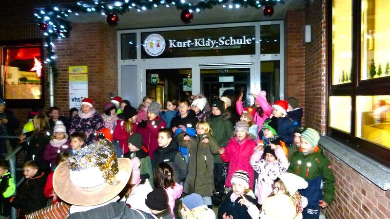 Vor der Kurt-Klay-Schule singen die Kinder zum Advent.