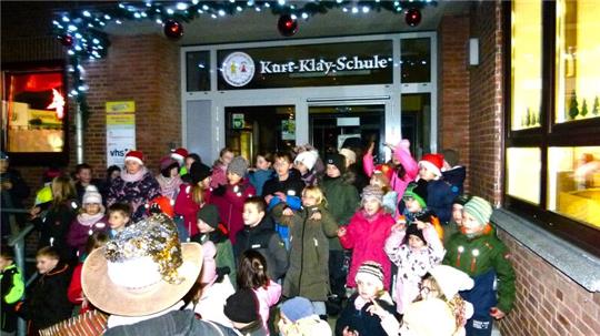 Vor der Kurt-Klay-Schule singen die Kinder zum Advent.