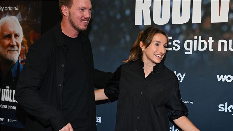 Vor der Nominierung war der Bundestrainer noch bei der Premiere der Völler-Doku. 