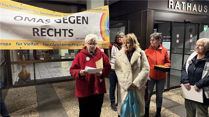 Wird die AfD jetzt bald aus dem Bündheimer Schloss geworfen? Vor der Ratssitzung am vergangenen Dienstag übergibt Christine Weber (l.) von den „Omas gegen rechts“ eine Unterschriftenliste an die Ratsvorsitzende Dr. Gabriele Alberts-Goebel.