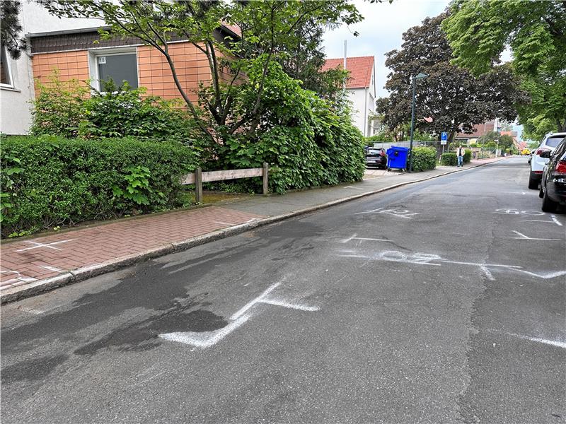 Vor der Schule sind noch die Markierungen der Polizei zu sehen, bald werden sie von Regen und Wind verwischt sein, aber noch erinnern sie alle Beteiligten – vor allen Dingen die Kinder auf dem Schulweg – an furchtbare Stunden. Foto. Schlegel