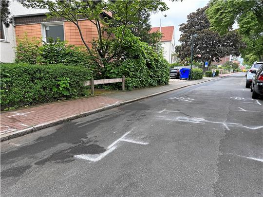 Vor der Schule sind noch die Markierungen der Polizei zu sehen, bald werden sie von Regen und Wind verwischt sein, aber noch erinnern sie alle Beteiligten – vor allen Dingen die Kinder auf dem Schulweg – an furchtbare Stunden. Foto. Schlegel