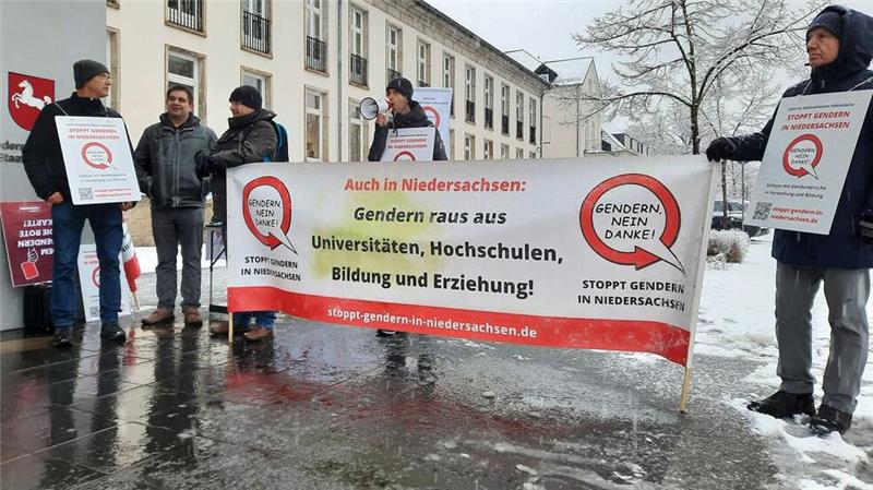 Erneute Protestaktion gegen Gendern vor Ministerium Vor der Staatskanzlei demonstrierte Anfang Januar gut ein Dutzend Männer. (Archivbild)