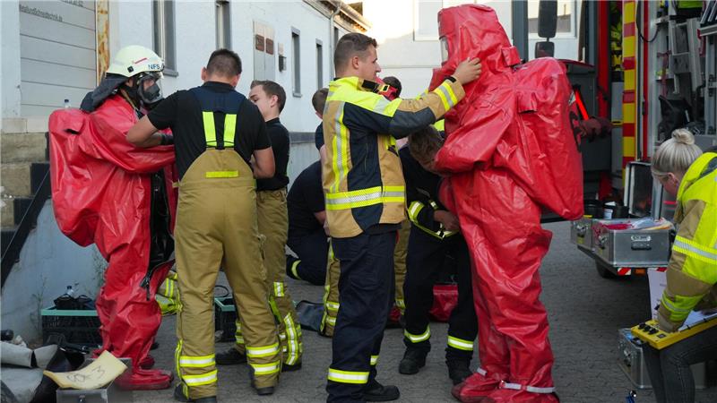 Bad Harzburger Feuerwehr muss im Schutzanzug shoppen Vor der Tiefgarage in der Straße Am Güterbahnhof helfen ihre Kameraden den Einsatztrupps in ihre Chemikalienschutzanzüge.