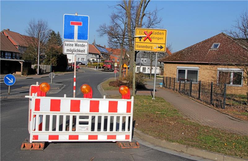 Vor der Tür der Praxis Seefeld in Immenrode ist eine Sackgasse ausgeschildert. Patienten können die Ärzte in Immenrode nur schwer erreichen. Fotos: Hohaus