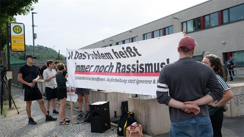 Vor der Urteilsverkündung gegen Susann E. demonstrierten etwa zwei Dutzend Menschen gegen Rechtsextremismus. 