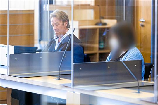 Vor der Verhandlung: Die 28-jährige Angeklagte sitzt bei Prozessauftakt in einem Saal des Landgerichts Braunschweig. Neben der Salzgitteranerin ihr Rechtsanwalt Martin Voß.  Foto: Moritz Frankenberg/dpa