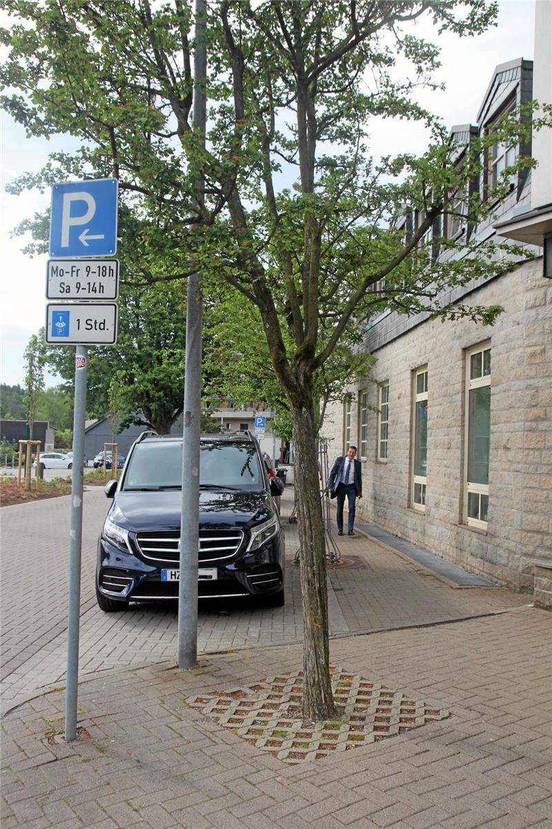 Vor der Volksbank soll das Parken bald Gebühren kosten.  Foto: Eggers