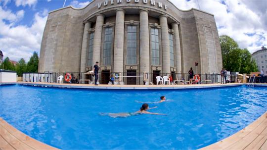 Vor der Volksbühne steht nun ein temporärer Pool.