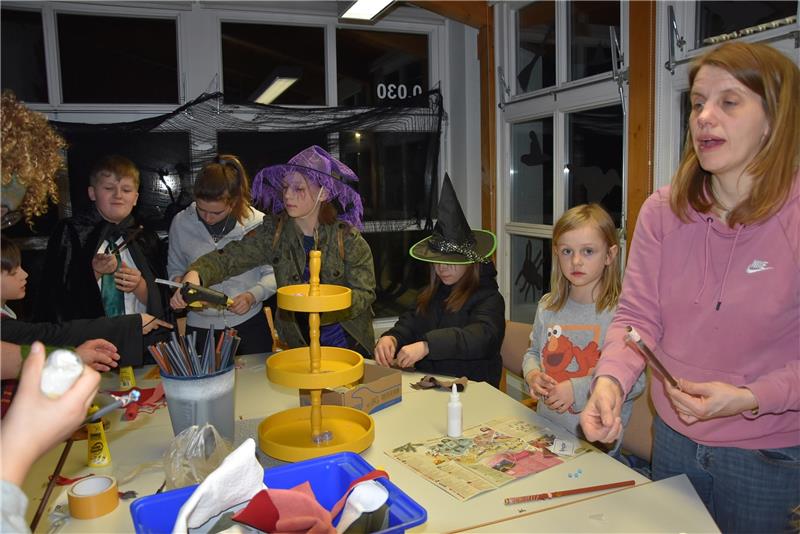 Eine grenzenlos magische Braunlager Büchereinacht Vor der Zauberprüfung haben die jungen Magier-Lehrlinge in der Stadtbücherei auch kreativ gebastelt. Foto: Breutel